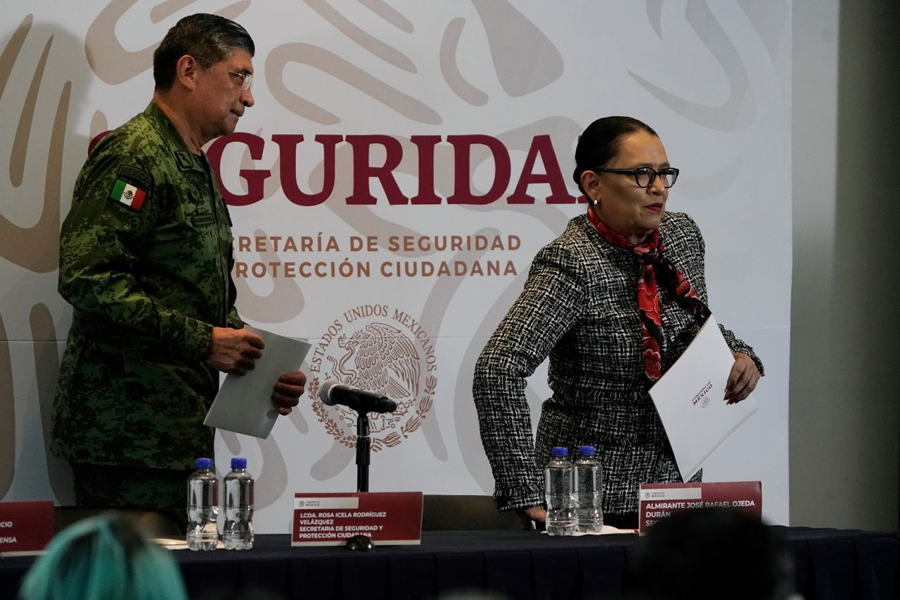 De Mexicaanse defensiesecretaris Luis Cresencio Sandoval (links) en zijn collega Rosa Icela Rodriguez van publieke veiligheid na een persconferentie over de arrestatie van Ovidio Guzmán.