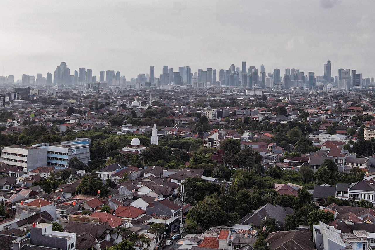 Indonesië wordt jaarlijks getroffen door duizenden aardbevingen. Voor hoogbouw gelden strenge bouwregels, maar voor de meeste, lagere gebouwen zijn die er niet.