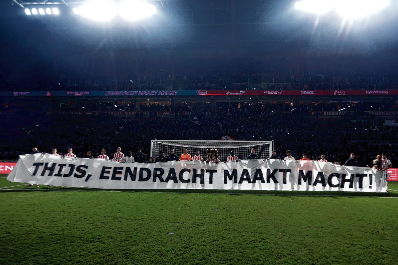 PSV vraagt met een banner aandacht voor stamceldonatie na afloop van de wedstrijd tegen FC Groningen.