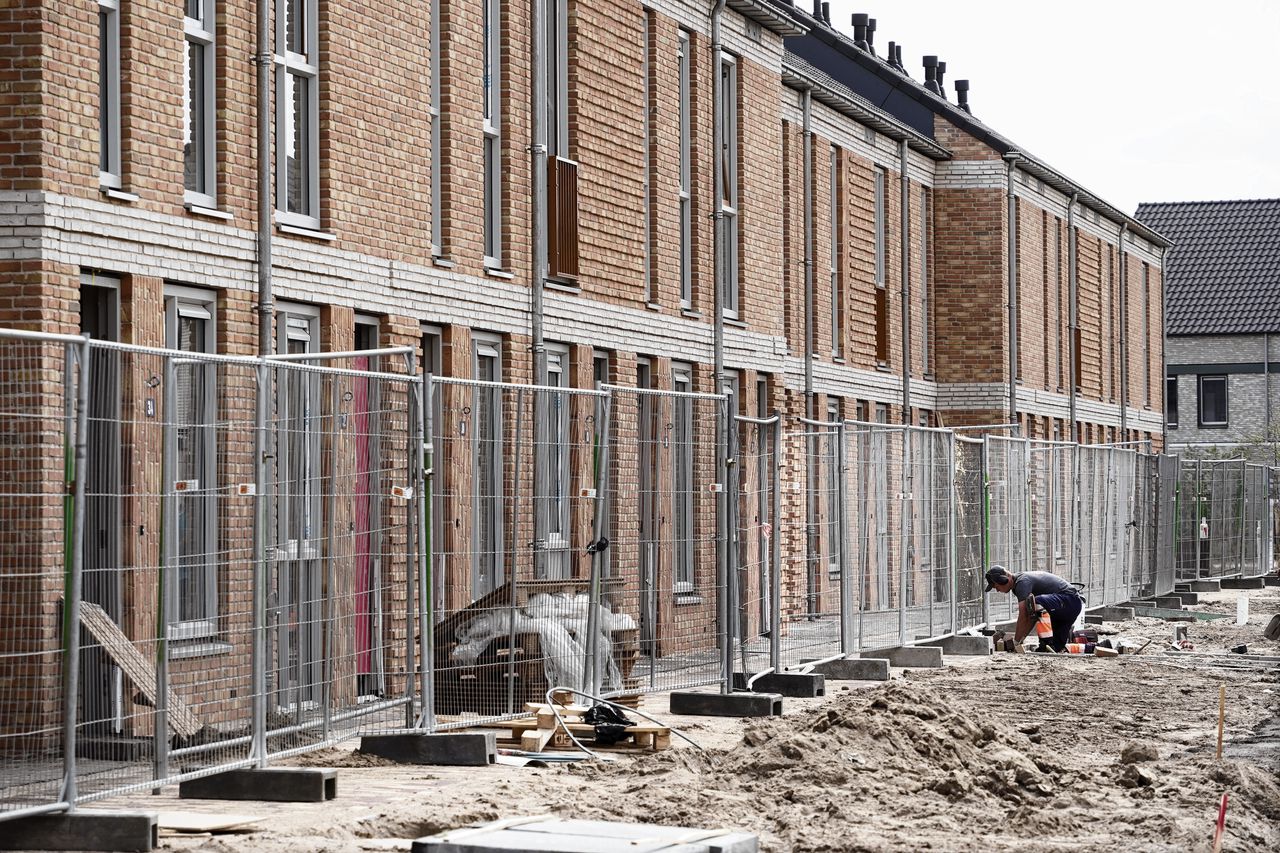 Sociale huurwoningen van Project Zuiderveld in Nijmegen worden klaargemaakt voor bewoning.