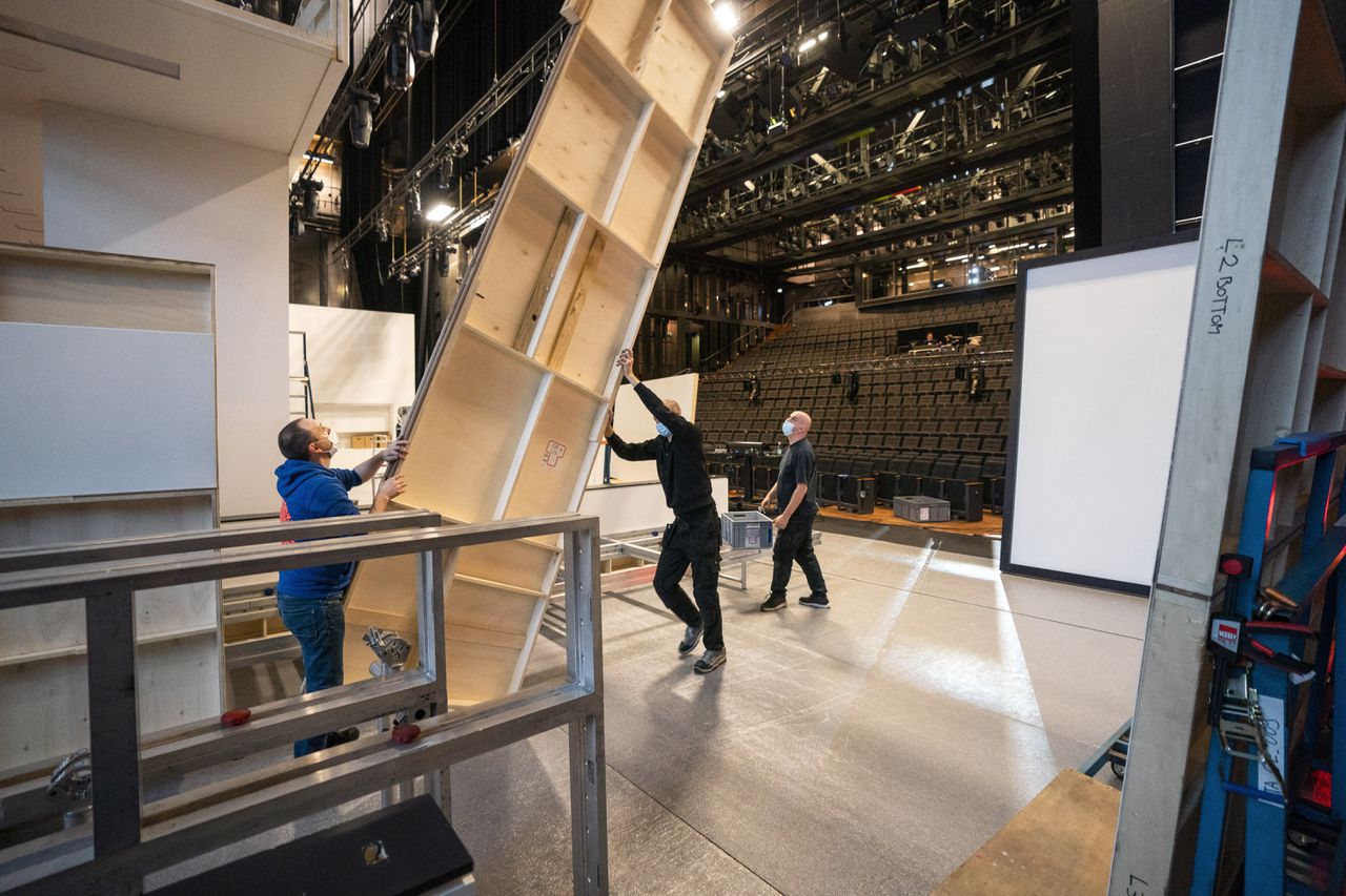 Opbouw van het decor van ‘Oedipus’ van Internationaal Theater Amsterdam in Stadsschouwburg Amsterdam.