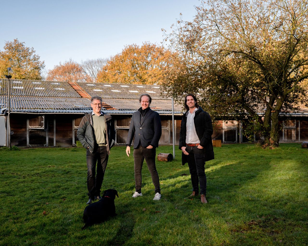 Met hulp van vastgoedontwikkelaar Edwin de Roos (links) en Marco Berger (rechts) van aannemer Karbouw lukte het Maurits van Hoogevest om nieuwproject Common Woods na jaren gerealiseerd te krijgen.