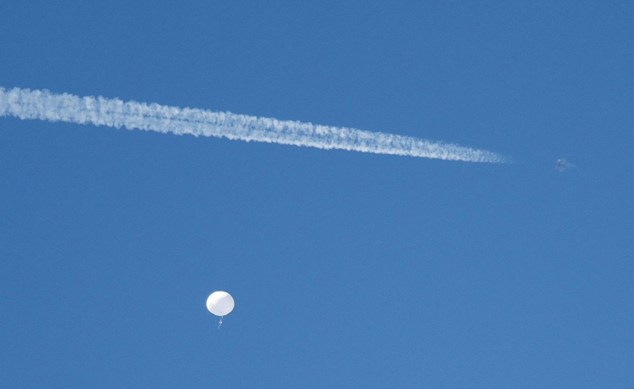 Een Amerikaans gevechtsvliegtuig passeert de Chinese spionageballon die boven South-Carolina hing.