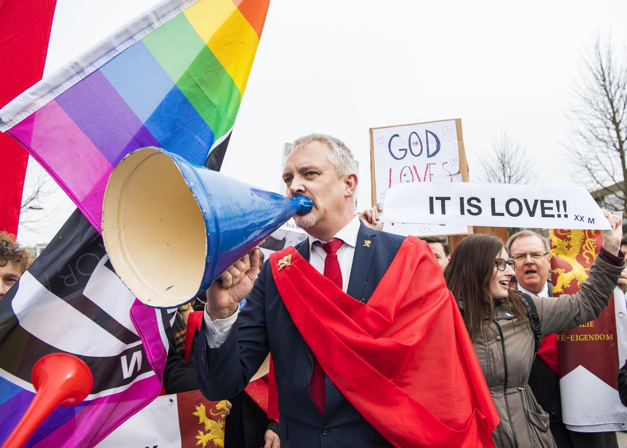 Hugo Bos van Civitas Christiana bij een demonstratie in 2018 tegen posters van Suitsupply, omringd door tegendemonstranten. Bos steunde de campagne tegen Pim Lammers als auteur van het Kinderboekenweekgedicht.