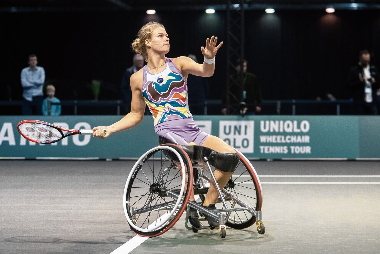 De Nederlandse rolstoeltennisster Diede de Groot in haar partij tegen landgenote Aniek van Koot.