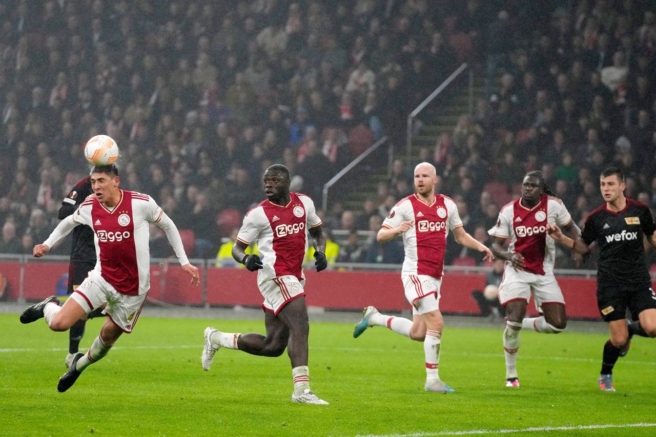 Van links naar rechts: Ajax-spelers Edson Alvarez, Brian Brobbey, Davy Klaassen en Calvin Bassey. Ajax kreeg weinig kansen in het Europa League-duel tegen Union Berlin.