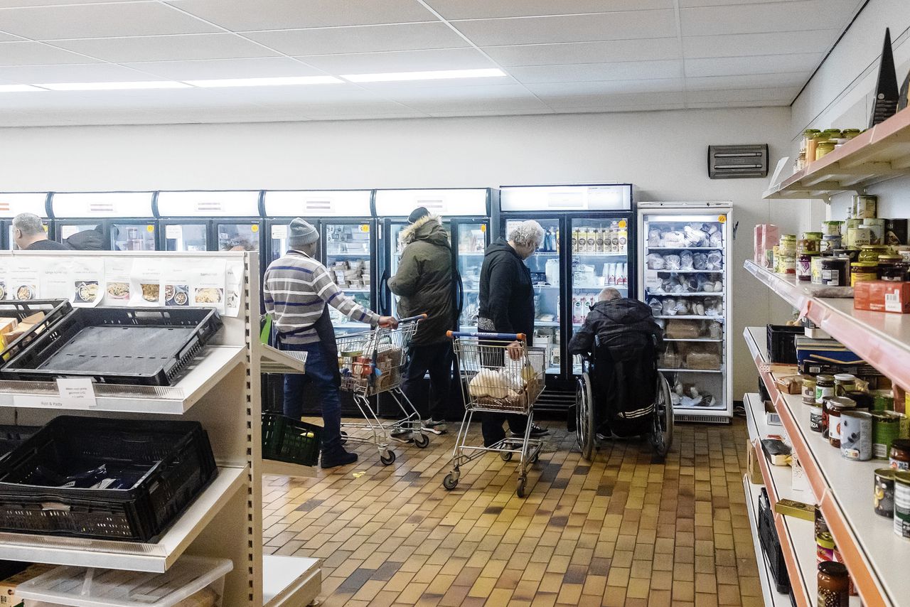 In een supermarkt van de Rotterdamse Voedselbank stellen klanten zelf hun voedselpakket samen.