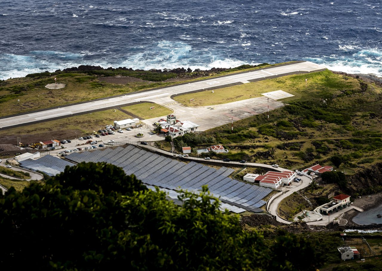 Het vliegveld op Saba met daarnaast het park met zonnepanelen .