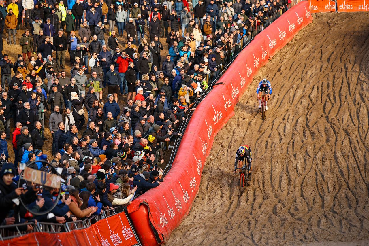 Wout van Aert en Mathieu van der Poel in actie in Zonhoven, januari 2023.