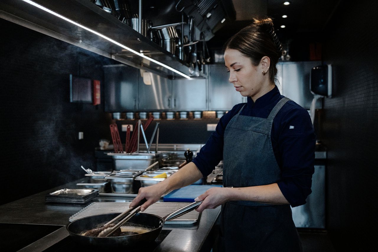 Noa Meyer redt zich als ‘meisje-meisje’ prima in de mannenwereld die de keuken is.