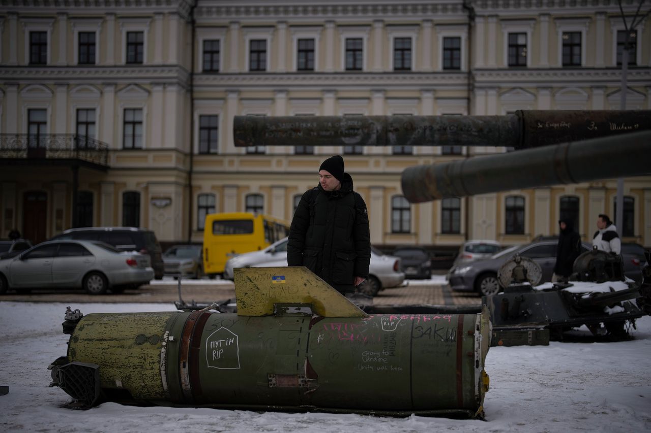 Overblijfsel van een Russische raket op straat in Kiev.