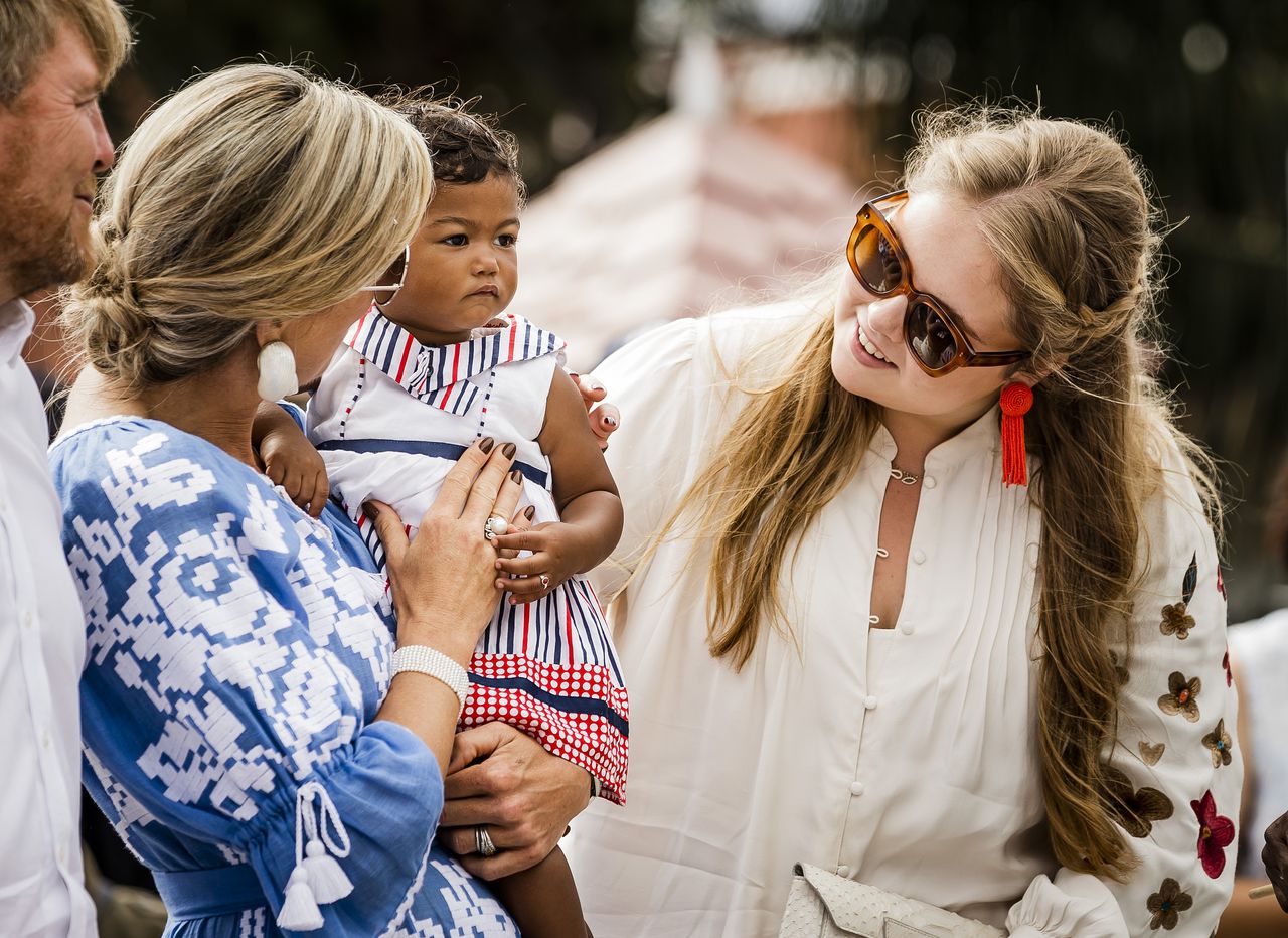 Koningin Máxima en prinses Amalia na afloop van een dansvoorstelling in het dorp Windwardside op Saba.