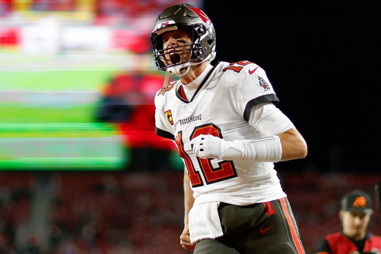 De 45-jarige Tom Brady doet de warming-up in aanloop naar de play-offwedstrijd van de Tampa Bay Buccaneers tegen de Dallas Cowboys.