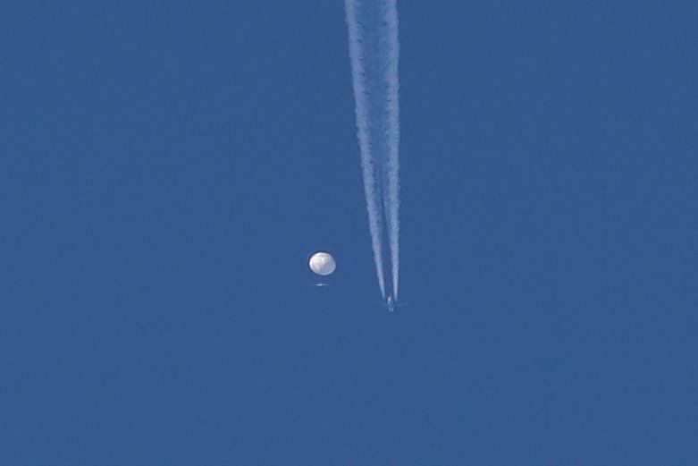 De spionageballon voordat deze werd neergehaald door de VS.