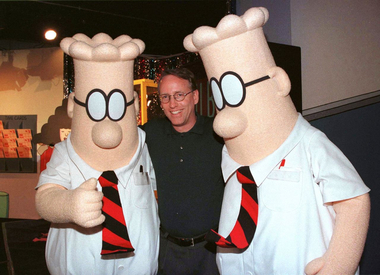 Striptekenenaar Scott Adams poseert in 1999 met twee 'Dilberts'.