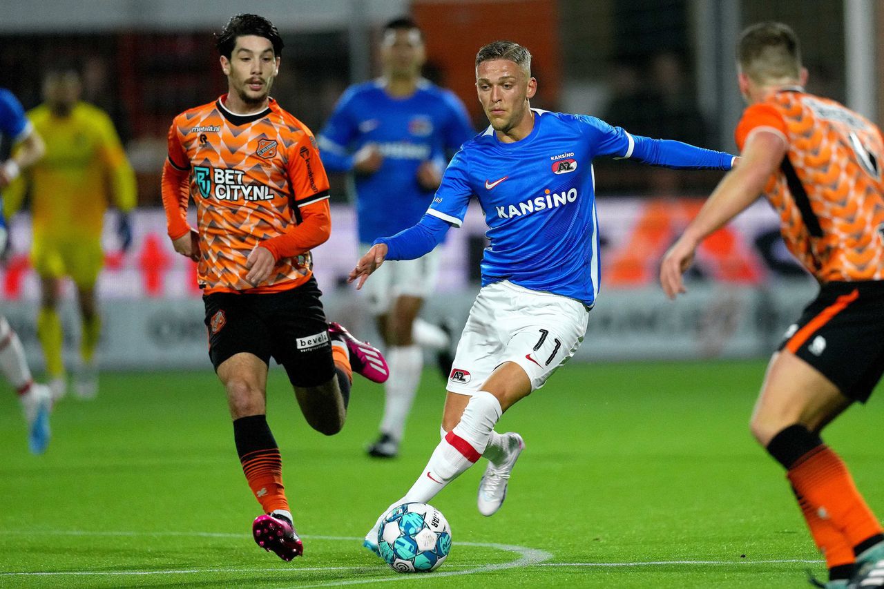 Jesper Karlsson in actie voor AZ, dat nalaat de koppositie van Feyenoord over te nemen.