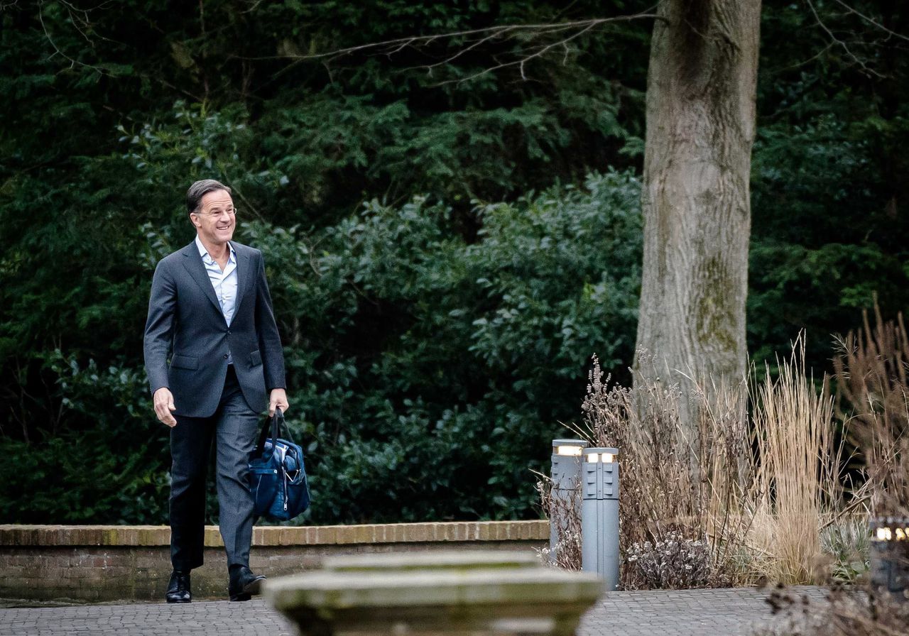 Premier Mark Rutte bij aankomst bij het Catshuis waar kabinetsleden bijeen kwamen om te praten met bedrijven over het vestigingsklimaat in Nederland.