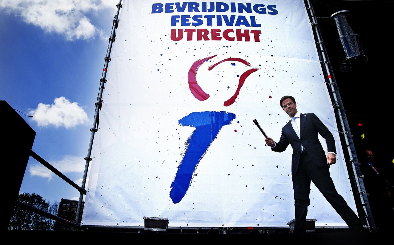 Premier Mark Rutte steekt de Vrijheidsvlam aan op het Domplein in Utrecht, enkele jaren geleden, als startsein voor de viering van Bevrijdingsdag.