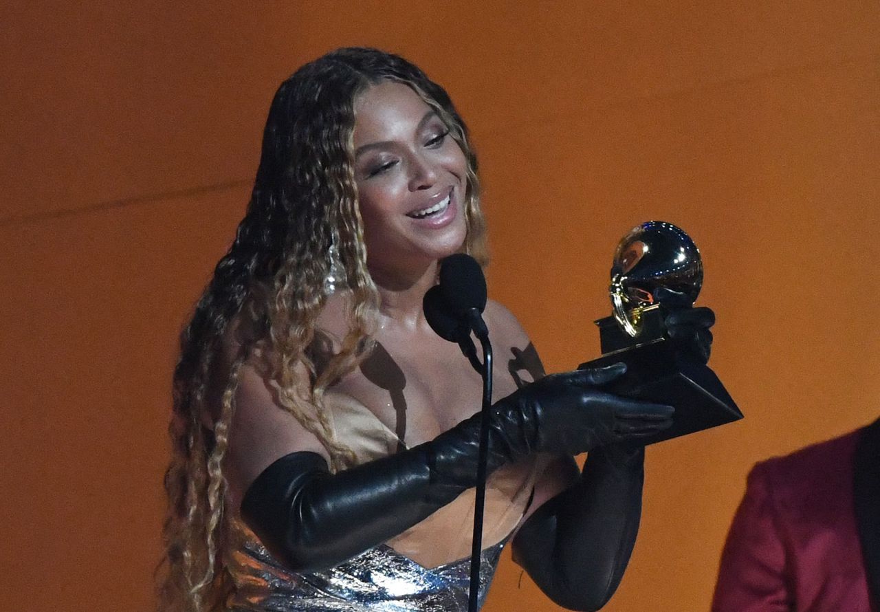 De Amerikaanse zangeres Beyoncé neemt zondagnacht in Los Angeles een Grammy in ontvangst voor Beste dans/elektronische muziekalbum voor 'Renaissance'.