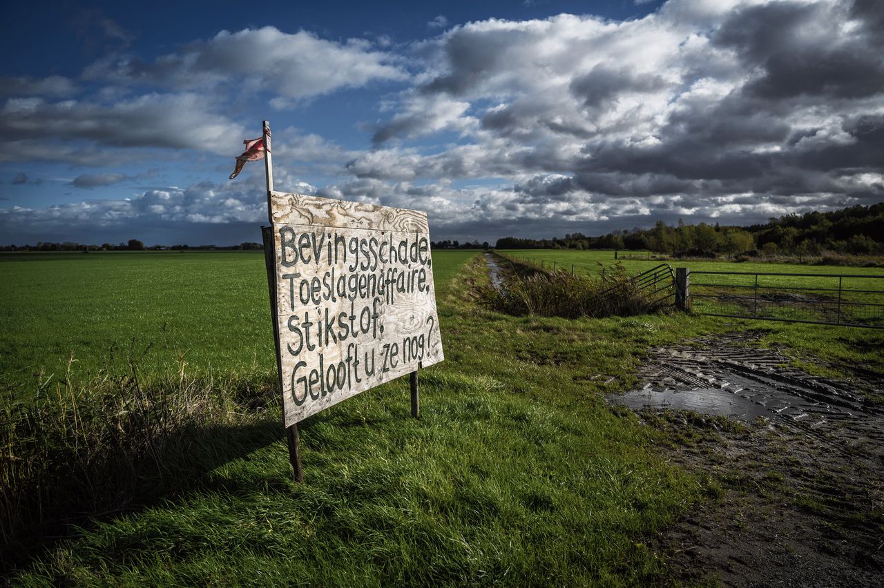 Protestbord tegen onder andere het stikstofbeleid van de regering in een weiland in het Groningse Zuidwolde.