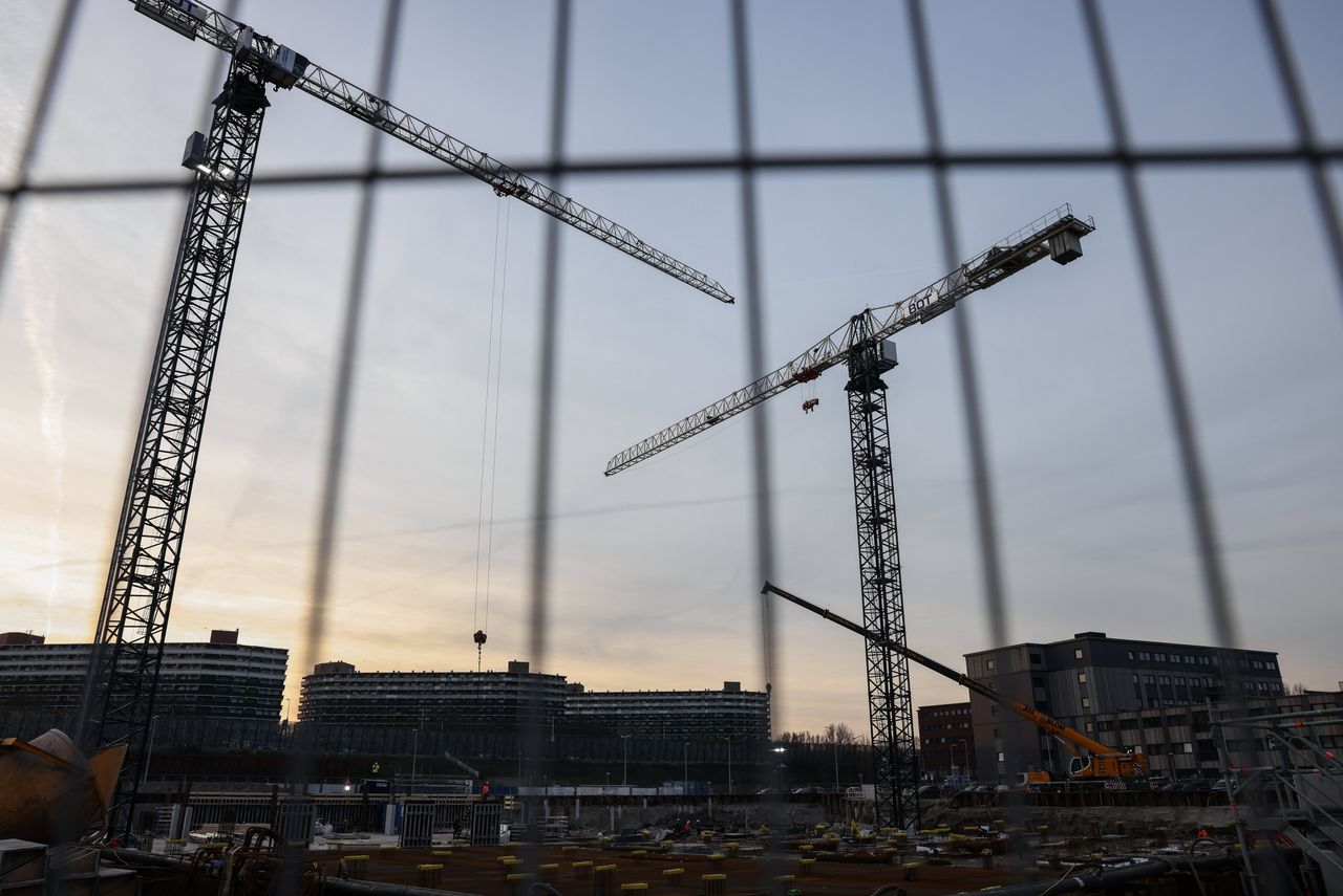 Bouw van huizen in de nieuwbouwwijk Elzenhagen in Amsterdam-Noord.