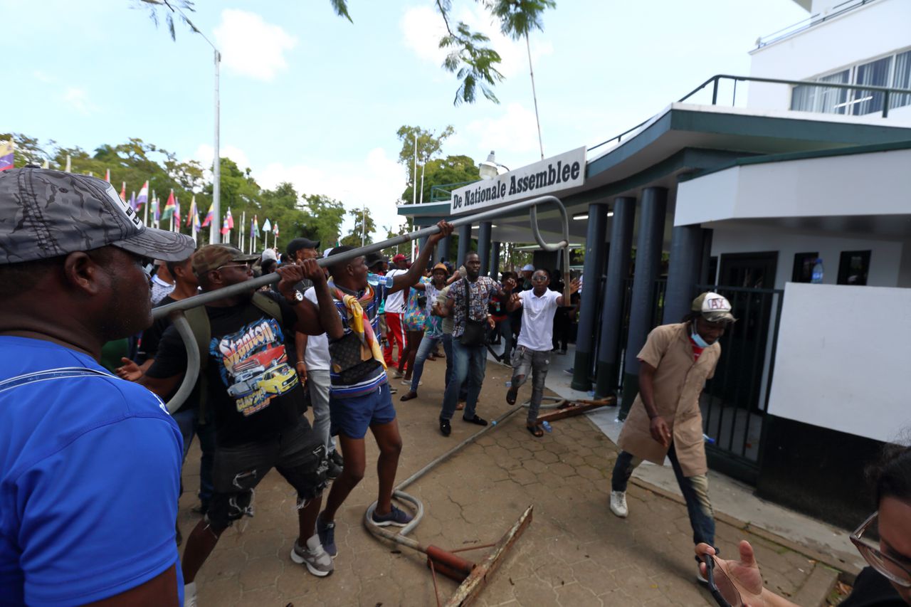 Surinaamse demonstranten in Paramaribo tijdens een op ernstige rellen uitgedraaid protest tegen de regering.