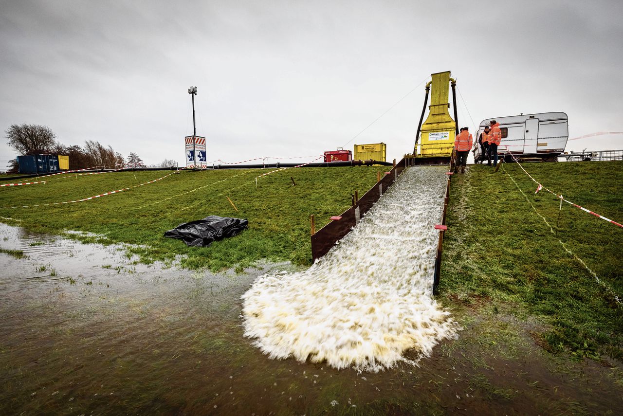 Soortgelijke overstromingssimulaties beproefden eerder de sterkte van de grasmat op de zanddijk langs de Vecht.