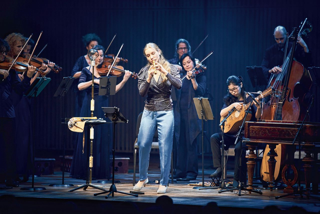 Blokfluitist Lucie Horsch speelt met Amsterdam Sinfonietta een bomvol programma dat is opgebouwd als een reis van Italië, via Engeland naar Hongarije.