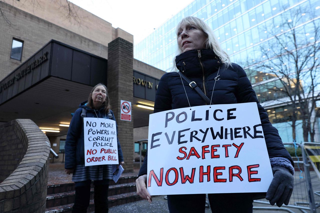 Demonstranten buiten de Southwark Crown Court in Londen tijdens de veroordeling van politieagent David Carrick.