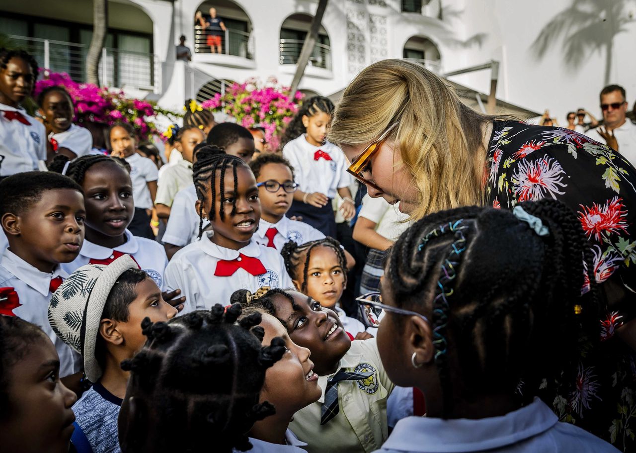 Prinses Amalia praat met kinderen op Sint Maarten.