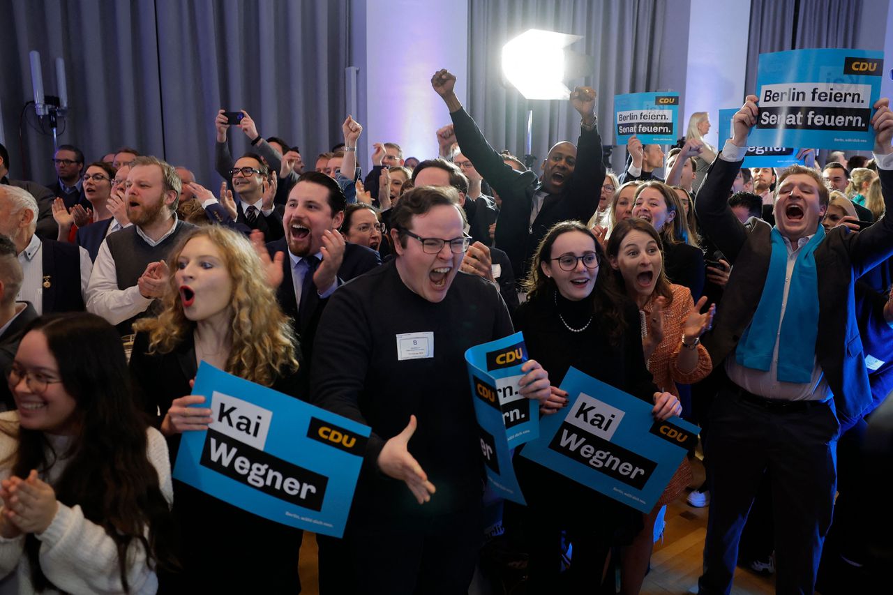 Leden van de Duitse CDU reageren zondagavond op het goede resultaat voor de christen-democraten bij de exitpoll na de verkiezingen voor het parlement van Berlijn.