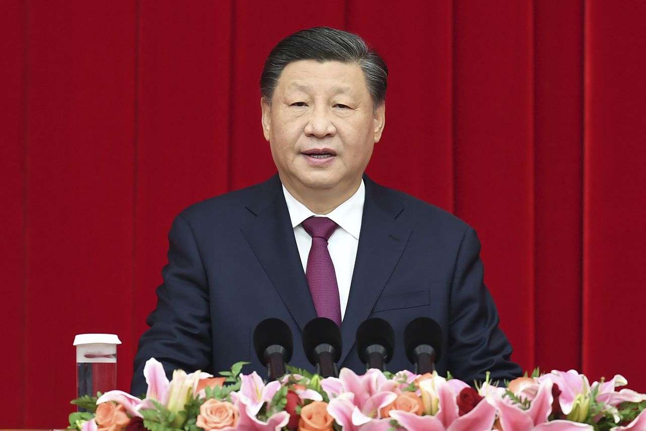 De Chinese president Xi Jinping tijdens een toespraak op 30 december in Beijing. China riep vrijdag op tot een staakt-het-vuren tussen Rusland en Oekraïne en de start van vredesbesprekingen.