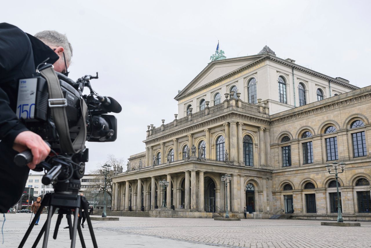 Een cameraman bij het gebouw van het Staatsballet Hannover, waar choreograaf Marco Goecke een criticus belaagde.