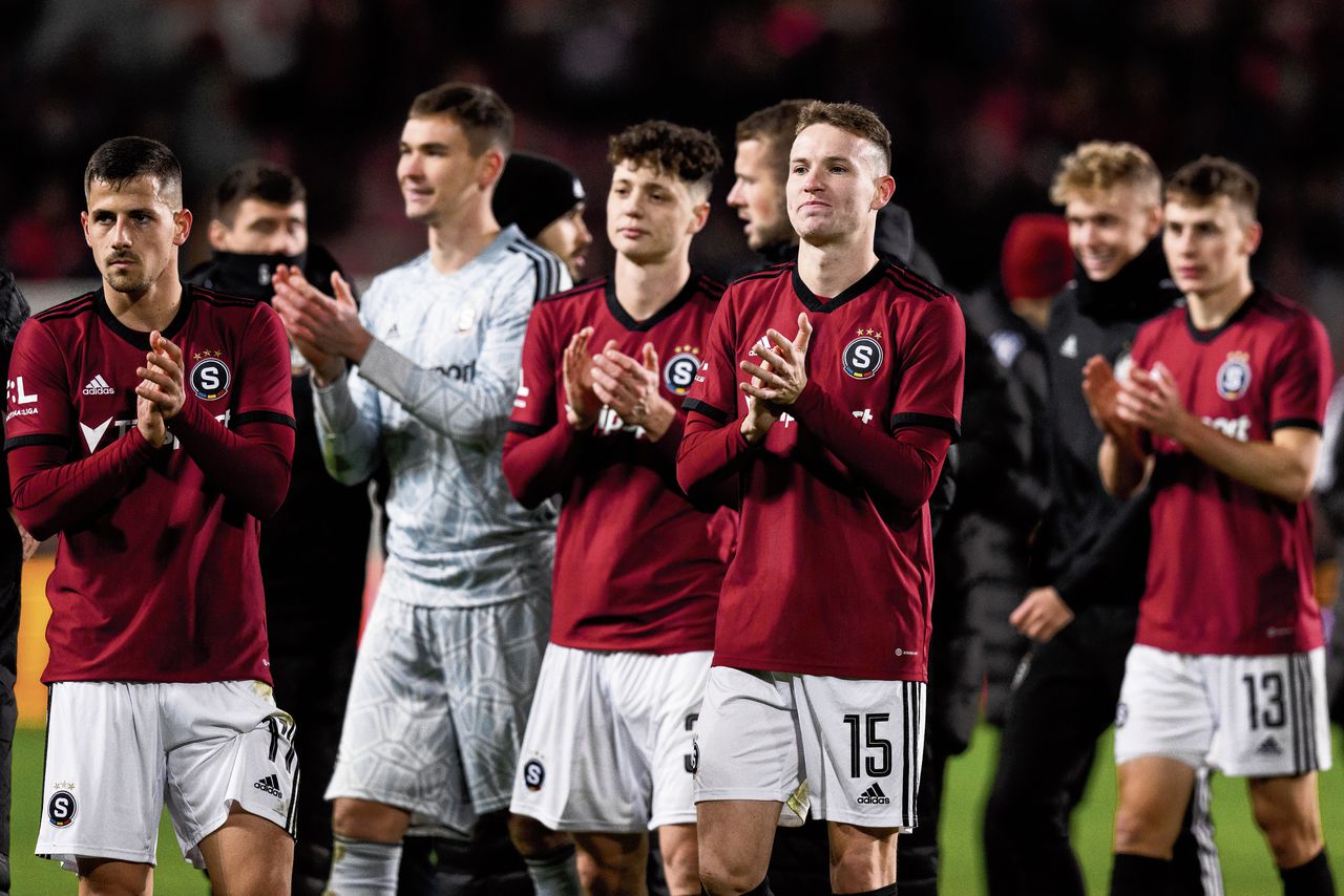 De Tsjechische voetballer Jakub Jankto (nr. 15), die eerder deze maand uitkwam voor zijn homoseksualiteit, bedankt het publiek van zijn club Sparta Praag.