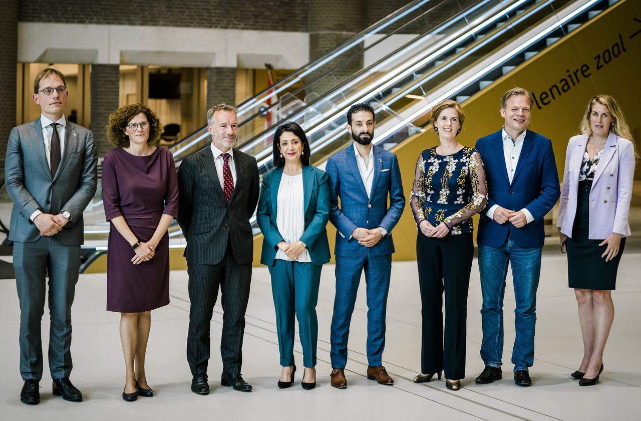 De commissieleden na de oprichtingsvergadering in september: uiterst links FVD’er Pepijn van Houwelingen, Wybren van Haga staat tweede van links. Khadija Arib, rechts van Van Haga, is inmiddels geen voorzitter meer. Foto ANP / Bart Maat.