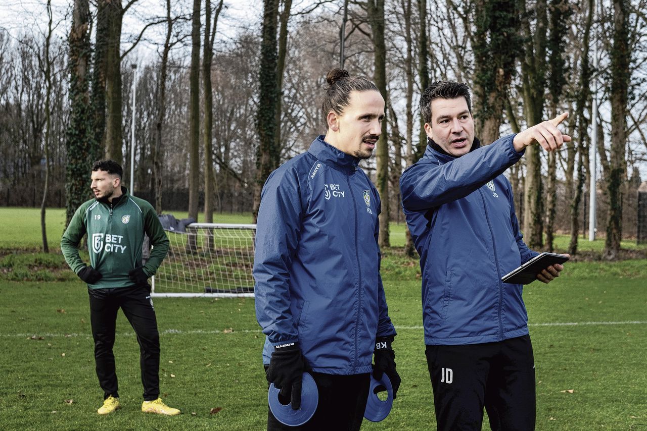 Jeroen Dieteren (rechts) is fysiotherapeut bij Fortuna Sittard.