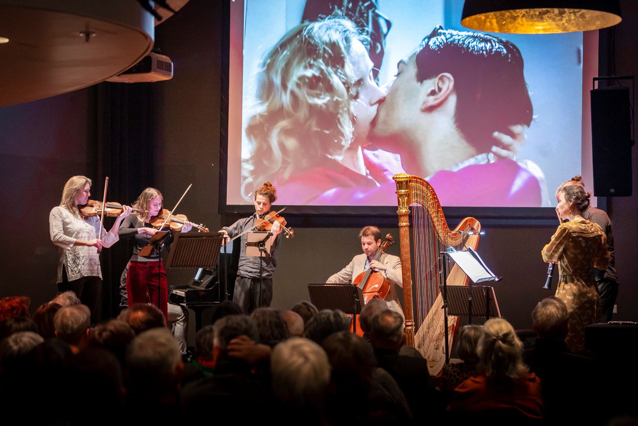 Tijdens de voorstelling ‘Love is on’ van Club Classique kun je via een app daten op muziekvoorkeur.