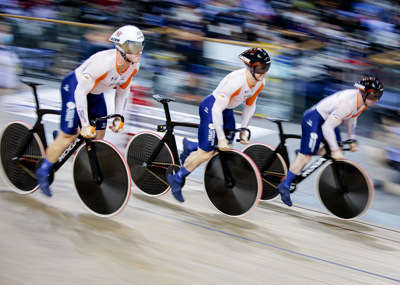 De Nederlandse teamsprinters Jeffrey Hoogland, Harrie Lavreysen en Roy van den Berg vorig jaar tijdens de WK in Frankrijk.