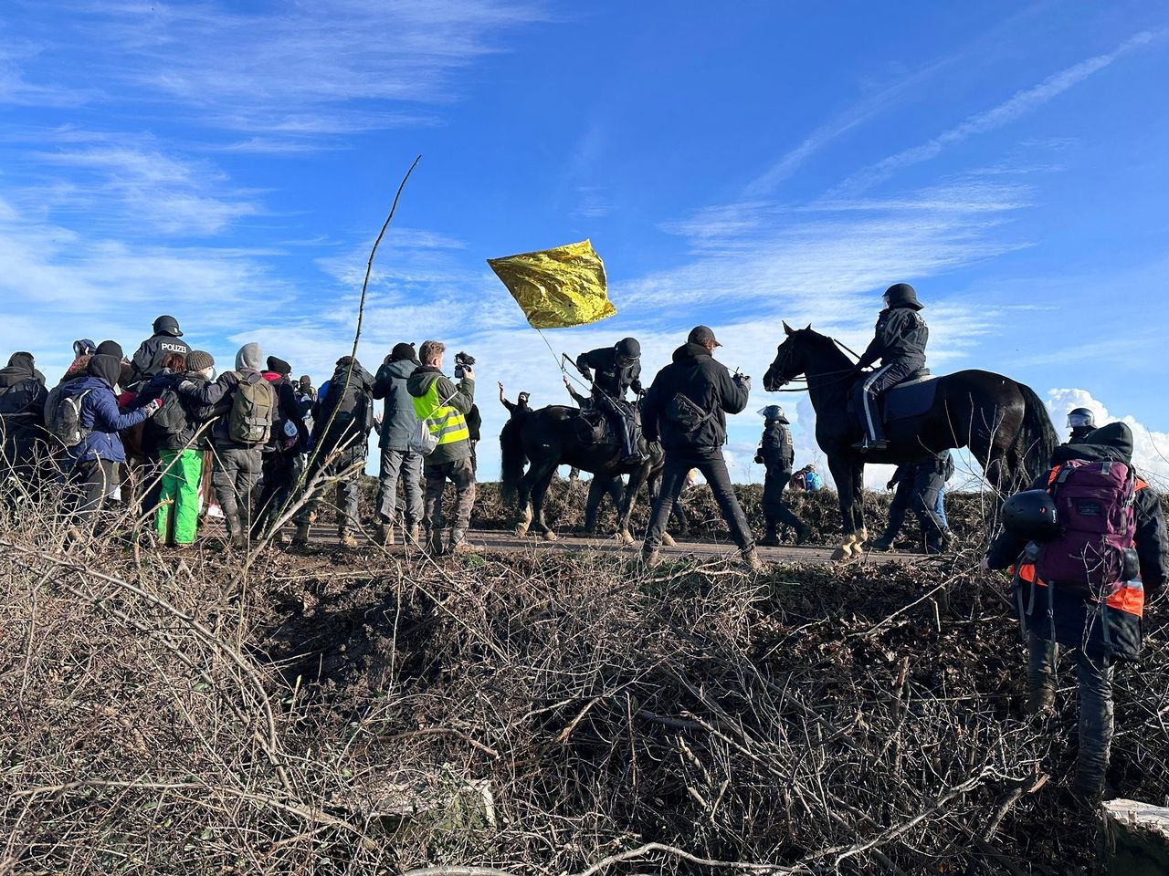 Op 17 januari van dit jaar greep de politie in toen demonstranten in het Duitse Lutzerath een spoorweg blokkeerden om het transport van treinen met kolen te verhinderen. Foto Kadir Ilboga/Anadolu Agency/Getty Images