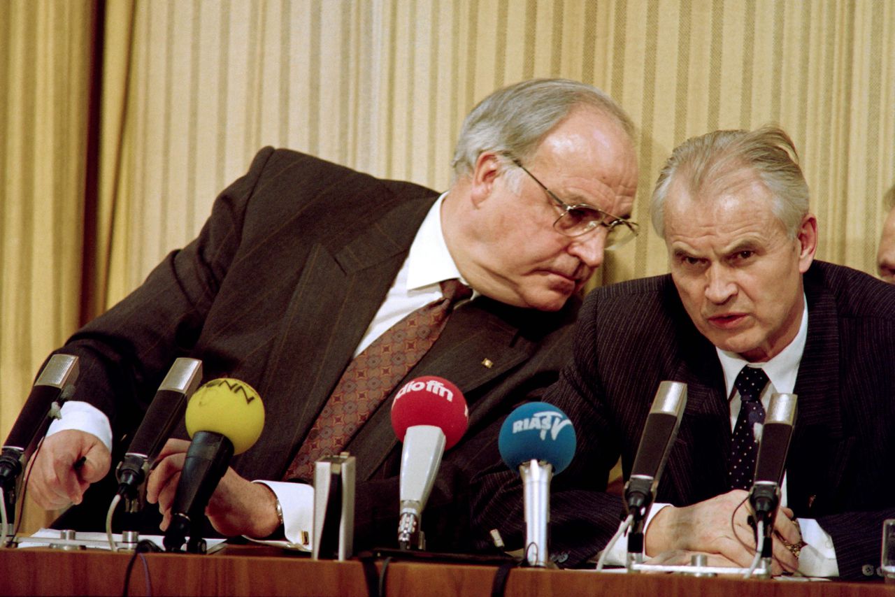 Premier Hans Modrow van de DDR (rechts) met de West-Duitse bondskanselier Helmut Kohl in december 1989.