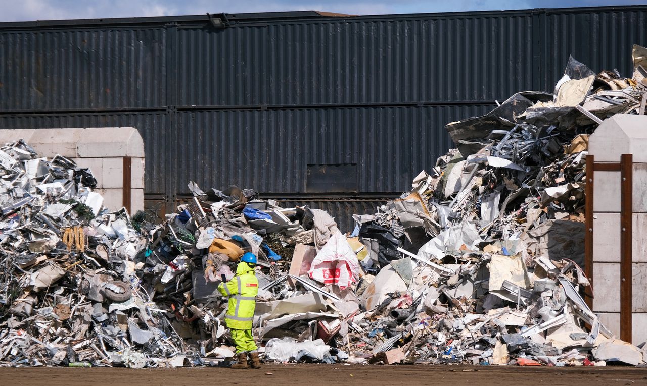 Bergen metaal bij metaalverwerkingsbedrijf HKS voor maatschappelijk verantwoorde metaalrecycling.