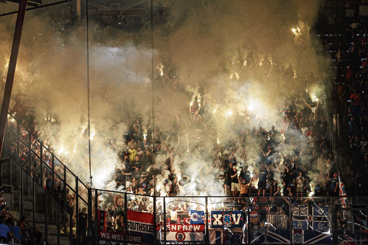 Fans van de Rangers FC in het uitvak tijdens het Champions League-duel tegen PSV in het Philips-stadion.