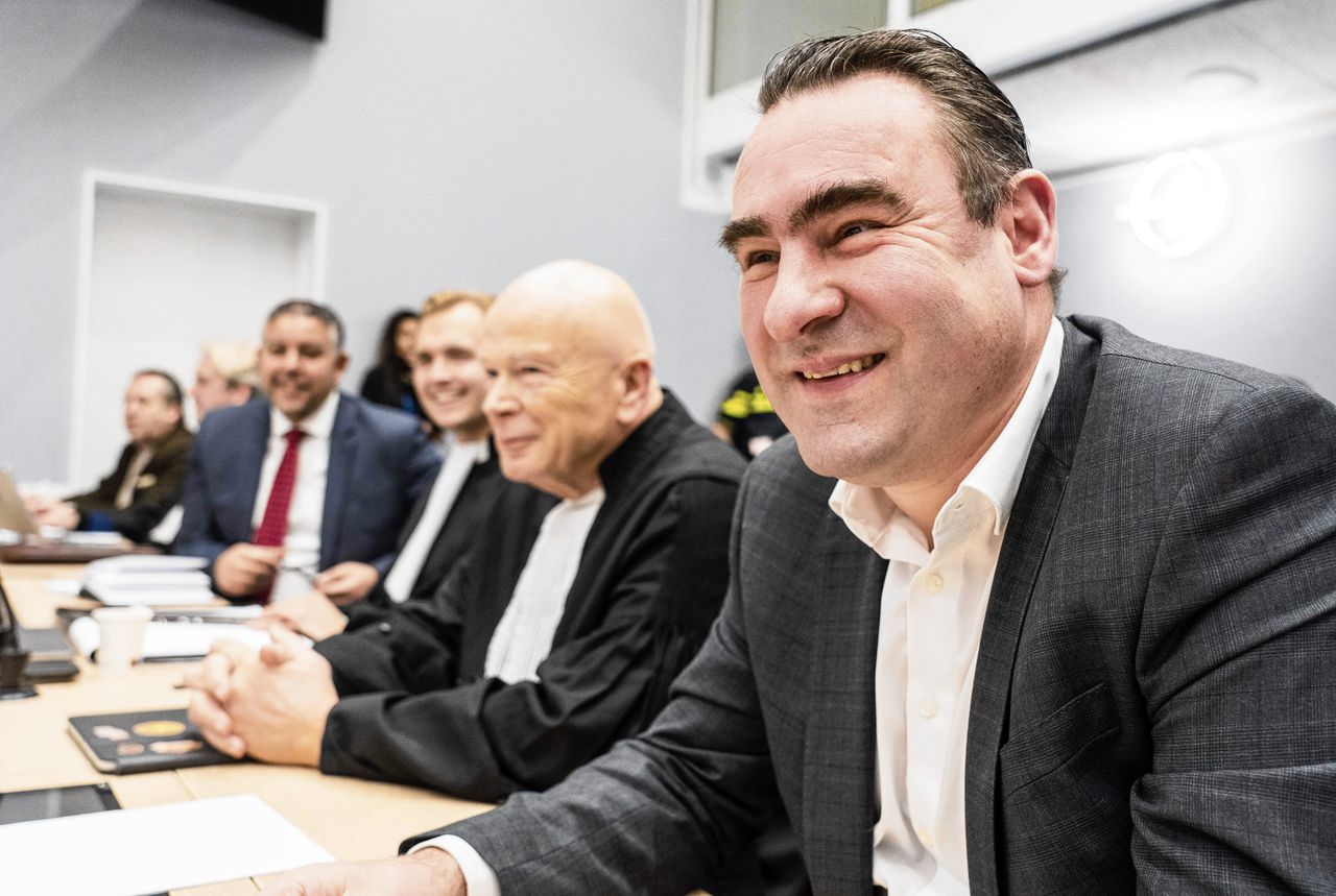 De Haagse oud-wethouder Richard de Mos met zijn advocaat Peter Plasman woensdag in de Rotterdamse rechtbank.