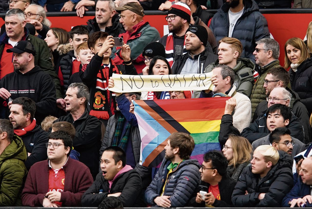 Supporters van Manchester United lieten afgelopen zondag tijdens het thuisduel met Leicester City zien tegen een overname door Qatarezen te zijn.