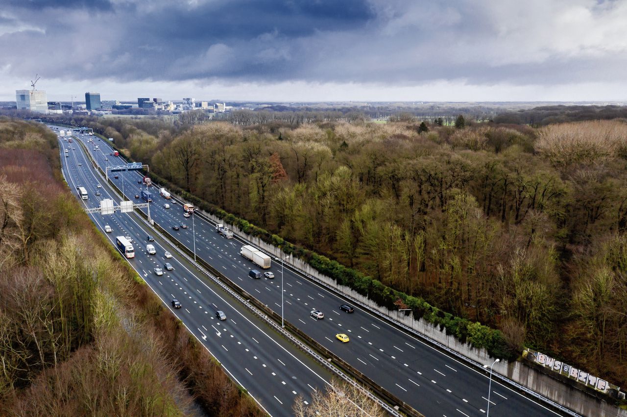 De A27 bij Amelisweerd. Rijkswaterstaat wil verbreding met vier rijstroken, waardoor bos sneuvelt. De regio wil twee extra banen binnen de bestaande bak.