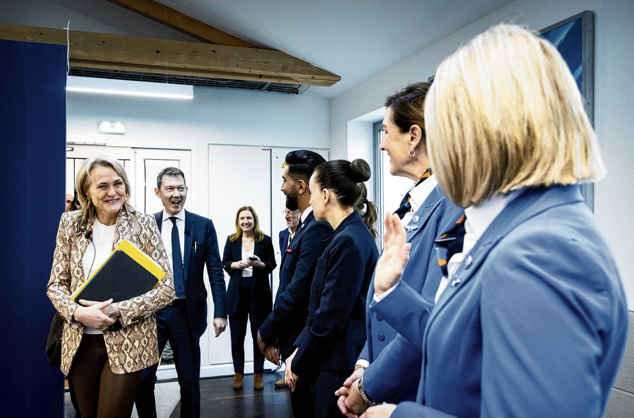 Marjan Rintel, ceo bij KLM (links) en Benjamin Smith, ceo van Air France-KLM (rechts van haar) vrijdag tijdens de toelichting op de jaarcijfers van luchtvaartmaatschappij Air France-KLM.