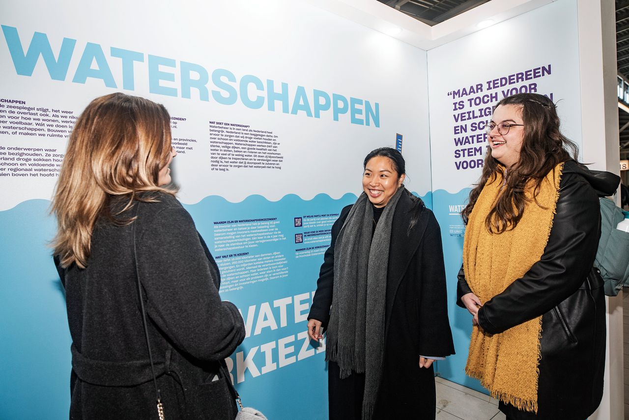 Op het Centraal Station in Utrecht worden kiezers door middel van een expositie aangemoedigd te gaan stemmen op 15 maart.