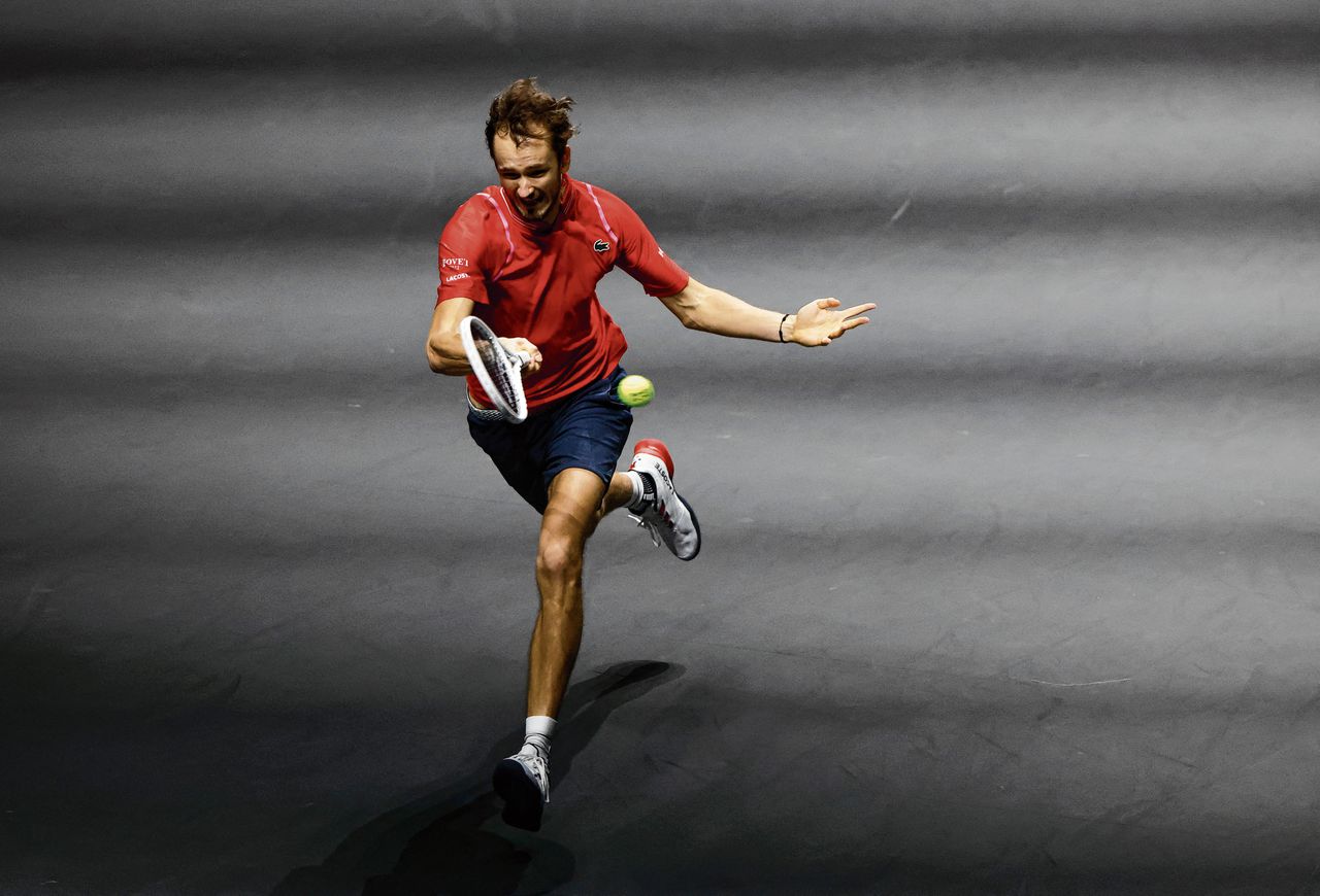 Daniil Medvedev in actie tijdens zijn gewonnen finalepartij in Ahoy tegen Jannik Sinner (5-7, 6-2 en 6-2).