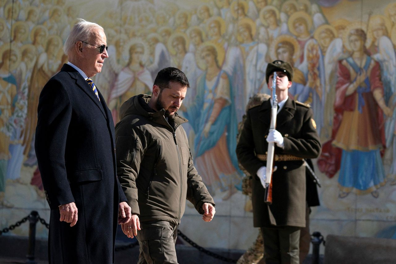 President Biden met president Zelensky bij de kathedraal van Sint Michael in Kiev. Biden bracht maandag een onaangekondigd bezoek aan Oekraïne.