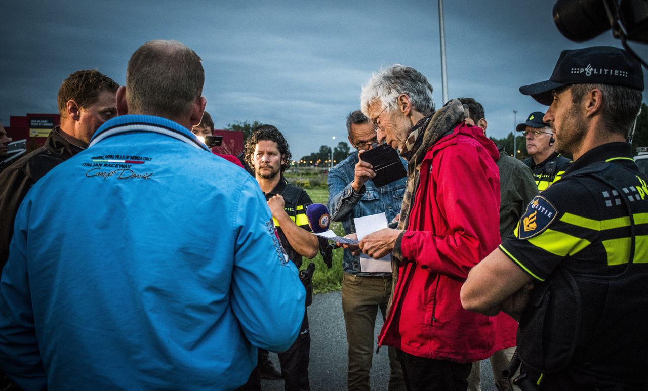 Johan Vollenbroek van Mobilisation for the Environment (Mob), die met succes het Nederlandse stikstofbeleid aanvocht bij de Raad van State, praat in juli 2020 met demonstrerende boeren.